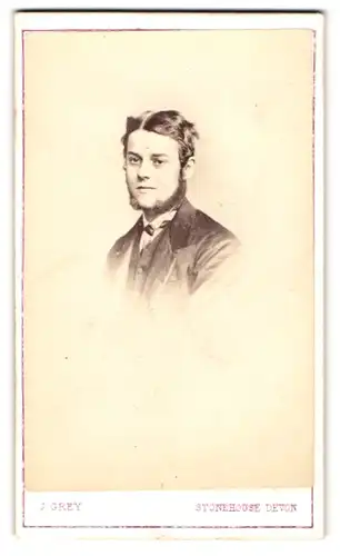 Fotografie J. Grey, Stonehouse, 61 Union Street, Portrait junger Herr mit Backenbart im Frack