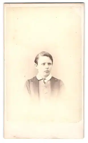 Fotografie W. Runicles, Windsor, 7 High Street Eton, Portrait Bursche im Sonntagsanzug