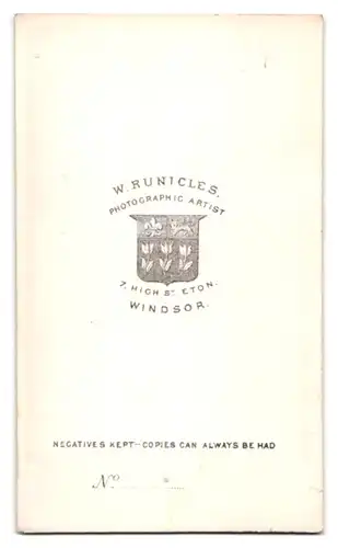 Fotografie W. Runicles, Windsor, 7 High Street Eton, Portrait Bursche im Sonntagsanzug
