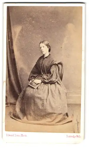 Fotografie Edward Sims, Turnbridge Wells, London Road, Portrait Lady im weiten Sonntagskleid