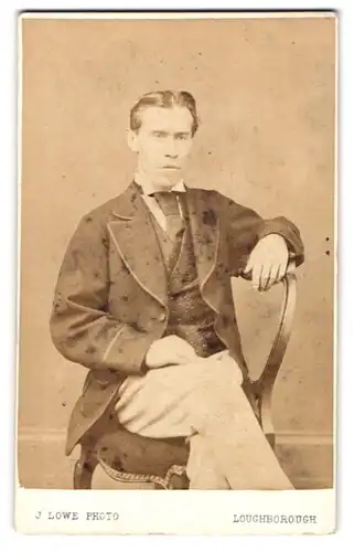 Fotografie J. Lowe, Loughborough, Baxter Gate, Portrait Gentleman im Anzug auf Stuhl sitzend