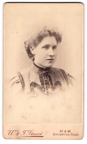 Fotografie W. & F. Stuart, London, 47-49 Brompton Road, Portrait junge Dame trägt Bluse mit Stickereien