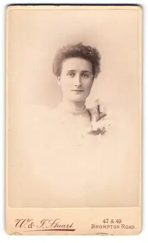 Fotografie W. & F. Stuart, London, 47-49 Brompton Road, Portrait junge Lady im Festkleid mit Ansteckblumen