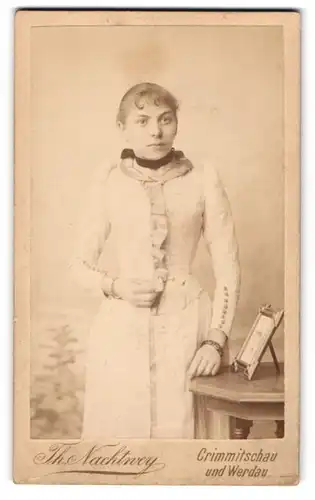 Fotografie Th. Nachtwey, Crimmitschau, Thiemestrasse, Mädchen im taillierten Kleid mit Streifenmuster