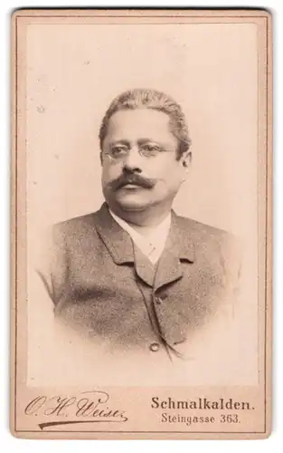 Fotografie O. H. Weise, Schmalkalden, Steingasse 363, Gestandener Herr mit Brille und Moustache im bürgerlichen Kostüm