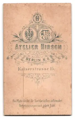 Fotografie Atelier Hirsch, Berlin, Kaiserstrasse 15, Junger Herr mit edlem Gewand in einer Studiokulisse posierend