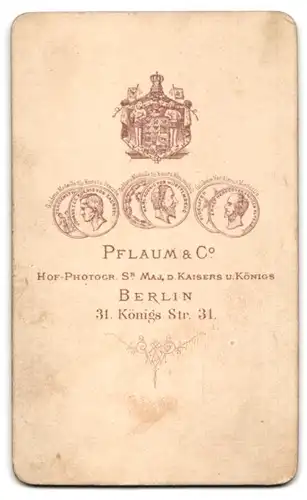 Fotografie Pflaum & Co., Berlin, Königsstrasse 31, Heranwachsender im edlen Kostüm mit aufrechter Körperhaltung