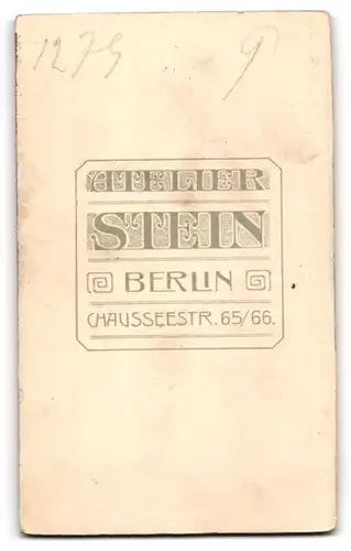 Fotografie Wilhelm Stein, Berlin, Chausseestrasse 65 /66, Junge Dame mit Hochsteckfrisur im strahlend weissen Rüschenkleid