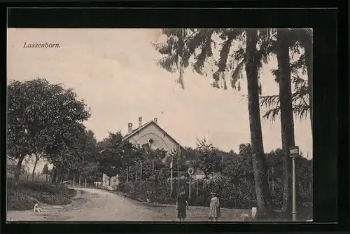 AK Lassenborn, Strassenpartie mit Villa