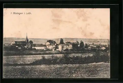 AK Rixingen i. Loth., Blick über Felder auf den Ort