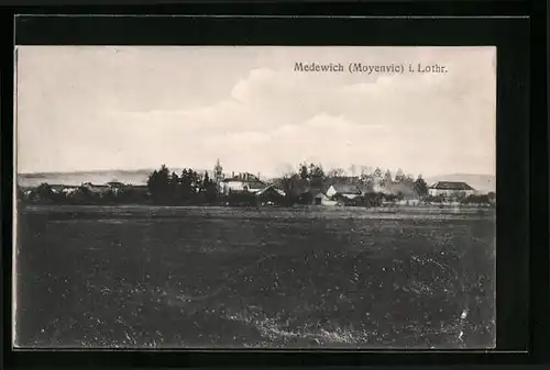 AK Medewich i. Lothr., Blick über Felder auf den Ort