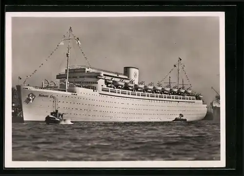 AK KdF-Elektro-Passagierschiff Robert Ley in Flaggengala im Hafen anliegend