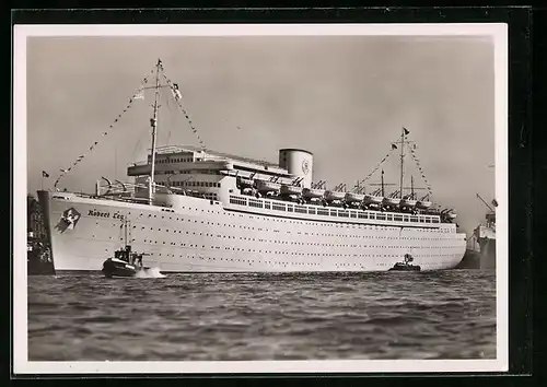AK KdF-Elektro-Passagierschiff Robert Ley in Flaggengala vor Anker liegend