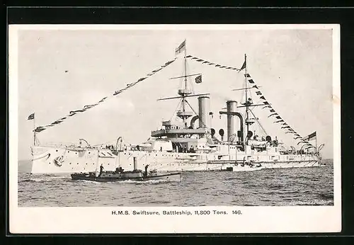 AK Britisches Kriegsschiff HMS Swiftsure in Flaggengala mit Beibooten