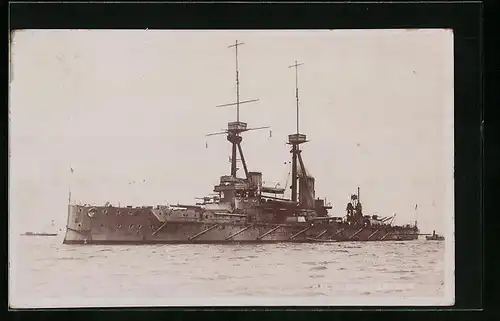 AK Kriegsschiff HMS Bellerephon der britischen Marine bei der Hafeneinfahrt