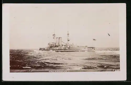 AK Britisches Kriegsschiff HMS Hindustan vom Deck eines anderen Schiffes gesehen