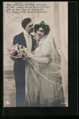 AK Junges Paar in Hochzeitskleidung mit Blumenstrauss