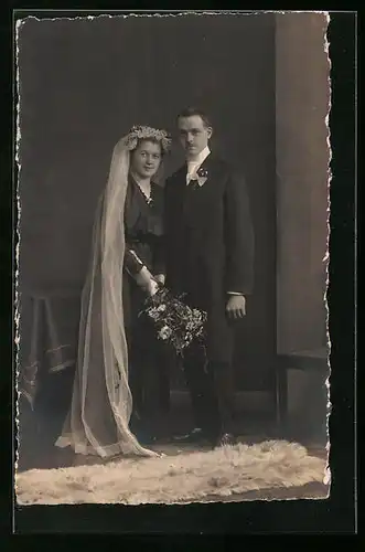 Foto-AK Junges Paar in Hochzeitskleidung mit Blumenstrauss