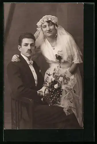 Foto-AK Junges Paar in Hochzeitskleidung mit Blumenstrauss