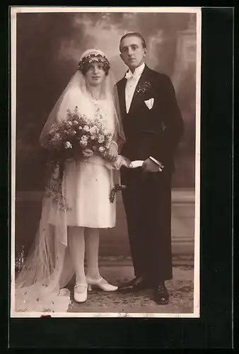 AK Junges Paar in Hochzeitskleidung mit Blumenstrauss