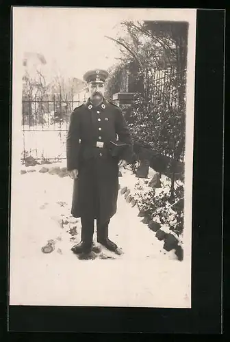 Foto-AK Sanitäter vom Roten Kreuz in Uniform im Garten