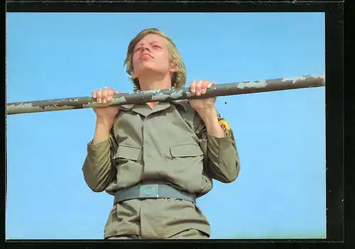 AK Junges Mitglied der GST macht Klimmzüge