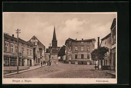 AK Bergen /Rügen, Blick aus der Bahnhofstrasse auf die Kirche