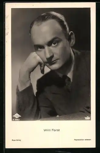 AK Schauspieler Willi Forst in Denkerpose