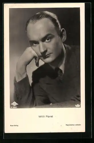 AK Schauspieler Willi Forst in Denkerpose