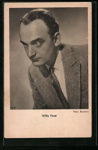 AK Schauspieler Willi Forst in vorgeneigter Pose