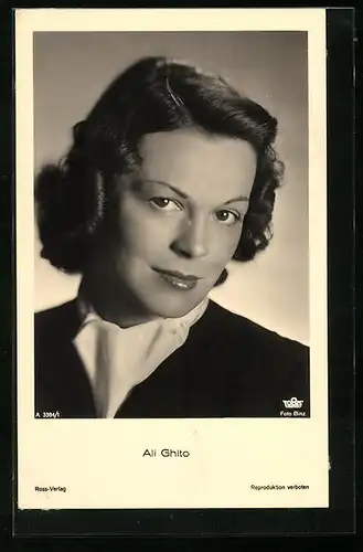 AK Schauspielerin Ali Ghito in Denkerpose