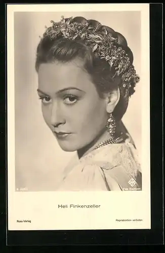 AK Schauspielerin Heli Finkenzeller mit Haarkranz und grossem Ohrring