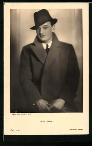 AK Schauspieler Willi Forst in dunklem Mantel mit Hut