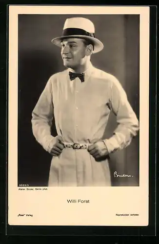 AK Schauspieler Willi Forst in hellem Hemd mit Fliege und Hut