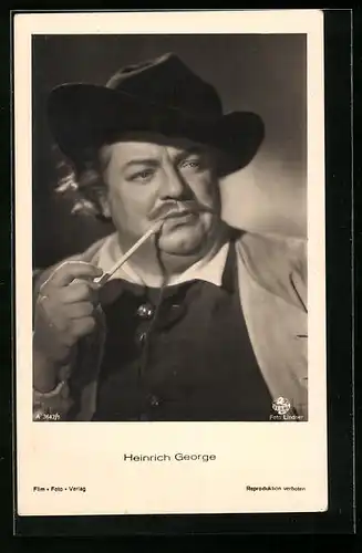 AK Schauspieler Heinrich George mit Hut eine Pfeife rauchend