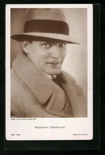AK Schauspieler Wladimir Gaidarow mit Hut und Mantel