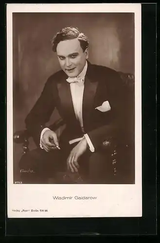 AK Schauspieler Wladimir Gaidarow in edler Robe mit Zigarette
