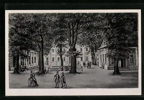 AK Bad Lauchstädt, Flanierende vor Brunnen mit Schillerlinde