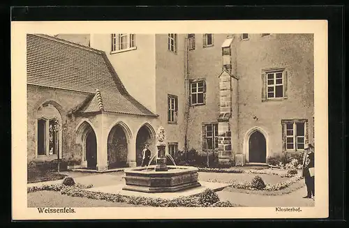 AK Weissenfels, Blick in den Klosterhof mit Brunnen