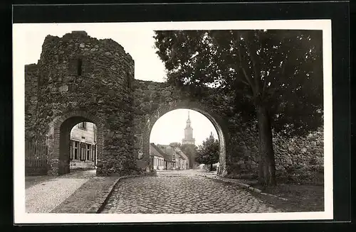 AK Templin /UM., Strassenpartie an der Stadtmauer