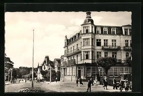 AK Zinnowitz /U., Ortspartie mit Fussgängern