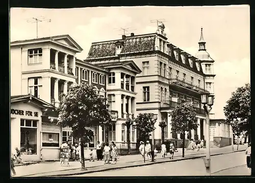 AK Zinnowitz /Usedom, Karl-Marx-Strasse mit Buchhandlung