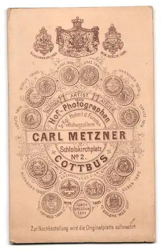 Fotografie Carl Metzner, Cottbus, Stolzer Grossvater mit Enkelinnen