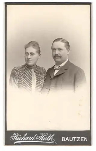 Fotografie R. Huth, Bautzen, Wendische Strasse 13, Dame mit Zwicker nebst Ehemann
