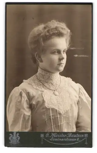 Fotografie Oskar Meister, Bautzen, Seminarstrasse 6, Fräulein im Kleid mit Spitze