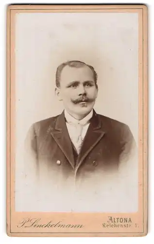 Fotografie P. Linckelmann, Altona, Reichenstrasse 1, Herr mit Oberlippenbart und dünnem Haar