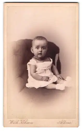 Fotografie Wilh. Köhnen, Altona, Reichenstrasse 22, Zuckersüsses Kleinkind auf Sessel