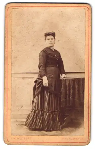 Fotografie F. W. Rückert, Liebenwalde, Dame mit stämmiger Statur