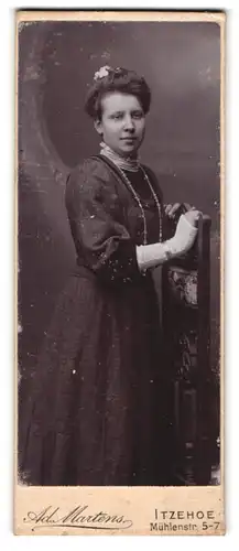 Fotografie Ad. Martens, Itzehoe, Mühlenstr. 5-7, junge bürgerliche Frau mit Handschuh an Stuhllehne festhaltend
