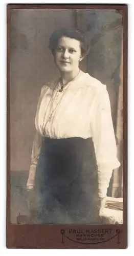 Fotografie Paul Hassert, Hannover, Welfenplatz 16A, junge Frau in heller Bluse mit breiten Armbündchen